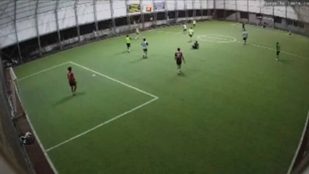 Hatay’da Halı Sahada Maçında Kalp Krizi Böyle Görüntülendi! 6